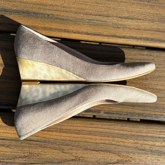 Stuart Weitzman EUC Size 5 Wedge Pearl Tortoise Heel MSRP $475 Textured Leather - Picture 5 of 9